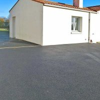 Terrasse et accès garage en enrobé et pavés à Vairé