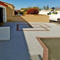 Chemin d’accès et entrée de garage en moquette de pierre aux Sables d’Olonne