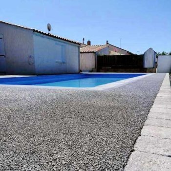Plage de piscine à Mouilleron-le-Captif