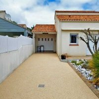 Accès maison et garage en béton poreux, pavés et ardoises à Brétignolles-sur-Mer