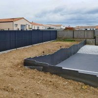 Cour et accès garage en béton poreux, pavés, graviers décoratifs et ardoises
