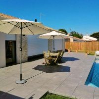 Terrasse et plage de piscine à Challans