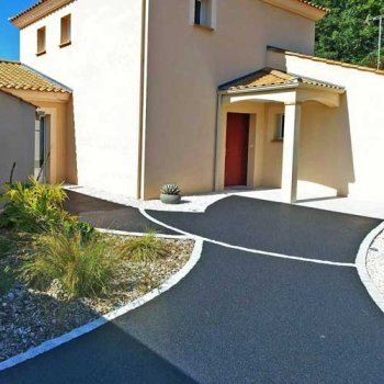 Cour en enrobé et pavés