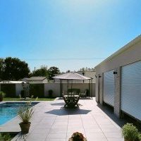 Terrasse et plage de piscine à Challans