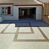Chemin d’accès et entrée de garage en moquette de pierre aux Sables d’Olonne