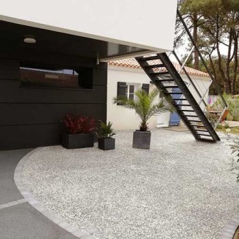 Béton poreux et graviers décoratifs