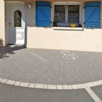Accès garage et maison en béton poreux et moquette de pierre à Vairé