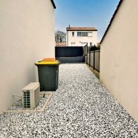 Accès maison en graviers décoratifs