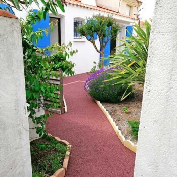 Cour et allée de jardin aux Sables-d'Olonne 
