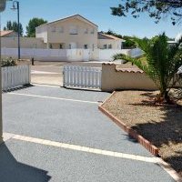 Accès garage en béton poreux et pavés à Brem-sur-Mer