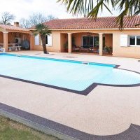 Terrasse de piscine en moquette de pierre à Talmont-st-Hilaire (après)