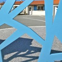 Accès garage et maison en béton poreux et moquette de pierre à Vairé