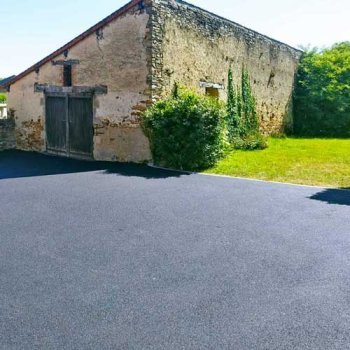 Cour et accès maison en enrobé noir et pavés, St-Julien-des-Landes