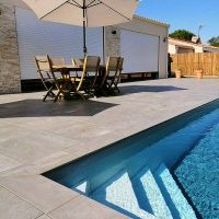 Terrasse et plage de piscine à Challans