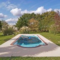 Terrasse de piscine en moquette de marbre en Vendée