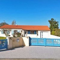 Accès garage et maison en béton poreux et moquette de pierre à Vairé