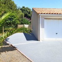 Accès garage en béton poreux et pavés à Brem-sur-Mer