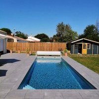 Terrasse et plage de piscine à Challans