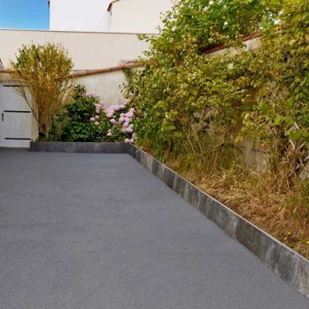 Accès maison en enrobé, béton poreux, pavés et ardoise