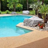 Plage de piscine en moquette de marbre