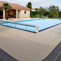 Terrasse de piscine en moquette de pierre à Talmont-st-Hilaire (après)