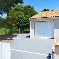 Accès garage en béton poreux et pavés à Brem-sur-Mer