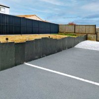 Cour et accès garage en béton poreux et graviers décoratifs