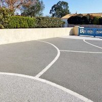 Accès garage et maison en béton poreux et moquette de pierre à Vairé