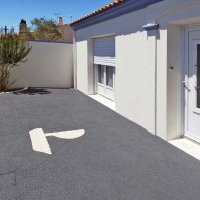 Cour de maison en béton poreux et pavés en chaînette aux Sables d’Olonne