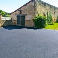 Cour et accès maison en enrobé noir et pavés en chaînettes à Saint-Julien-des-Landes