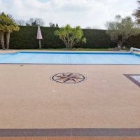 Terrasse de piscine en moquette de pierre à Talmont-st-Hilaire (après)