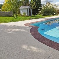 Terrasse de piscine en moquette de marbre en Vendée