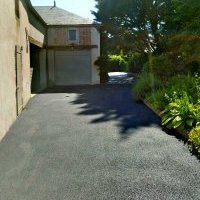 Cour et accès maison en enrobé noir et pavés en chaînettes à Saint-Julien-des-Landes
