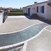 Accès maison en béton poreux et béton désactivé à Brem-sur-Mer