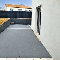 Accès maison en béton poreux, pavés et ardoises