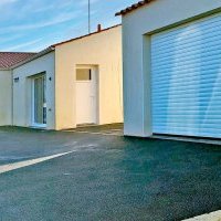 Terrasse et accès garage en enrobé et pavés à Vairé