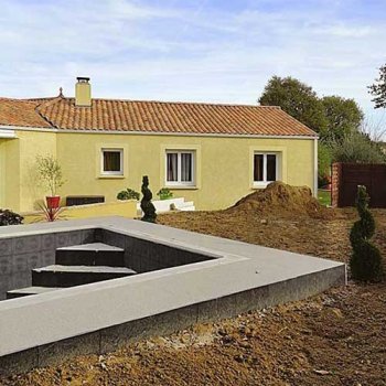 Une terrasse de piscine en ardoise et béton poreux à Aubigny