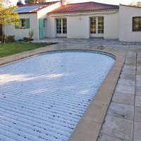 Terrasse de piscine en moquette de pierre à Challans (avant)