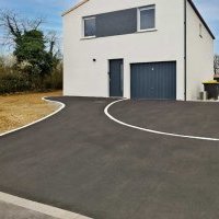 Cour et accès garage en enrobé noir et pavés