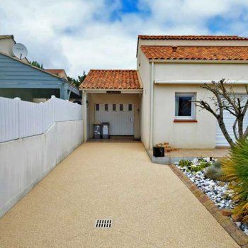 Accès maison et garage en béton poreux, pavés et ardoises à Brétignolles-sur-Mer