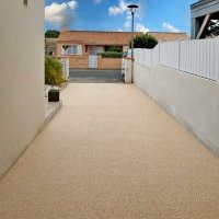 Accès maison et garage en béton poreux, pavés et ardoises à Brétignolles-sur-Mer