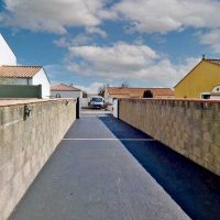 Accès garage et cour enrobé noir et béton désactivé à St-Mathurin