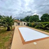 Terrasse de piscine en moquette de pierre à Challans (après)