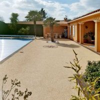 Terrasse de piscine en moquette de pierre à Talmont-st-Hilaire (après)