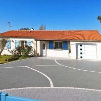 Accès garage et maison en béton poreux et moquette de pierre à Vairé