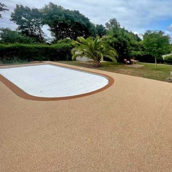 Terrasse de piscine en moquette de pierre à Challans