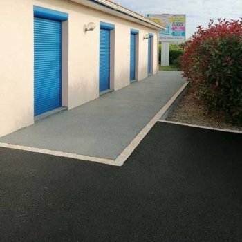 Béton poreux et enrobé noir