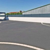 Cour et accès maison en enrobé et pavés au Poiré-sur-Vie