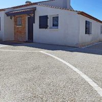 Cour en béton désactivé à Brem-sur-Mer