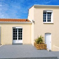 Cour et accès maison en moquette de pierre aux Sables d’Olonne